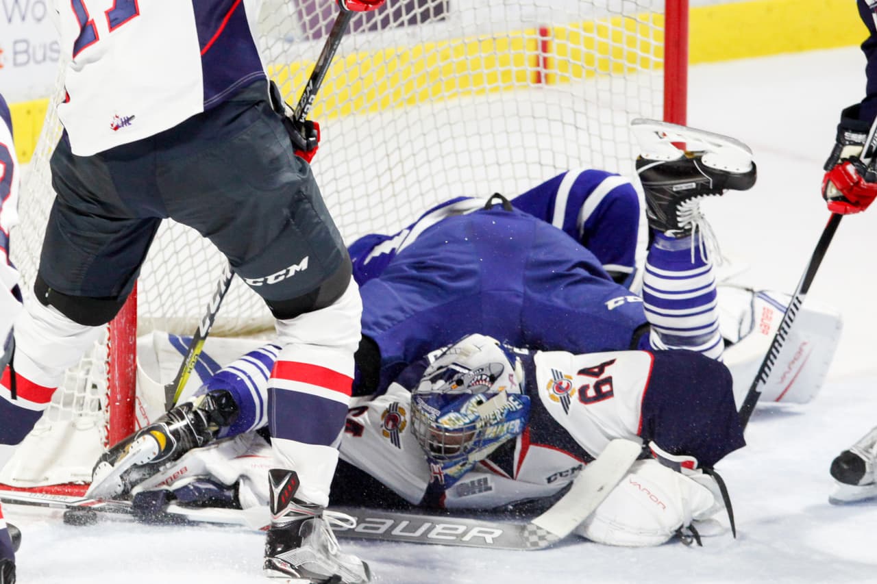 Los choques no solo se presentan en las zonas laterales del campo sino que dentro del la cancha también son muy comunes pues es un deporte de mucho contacto.