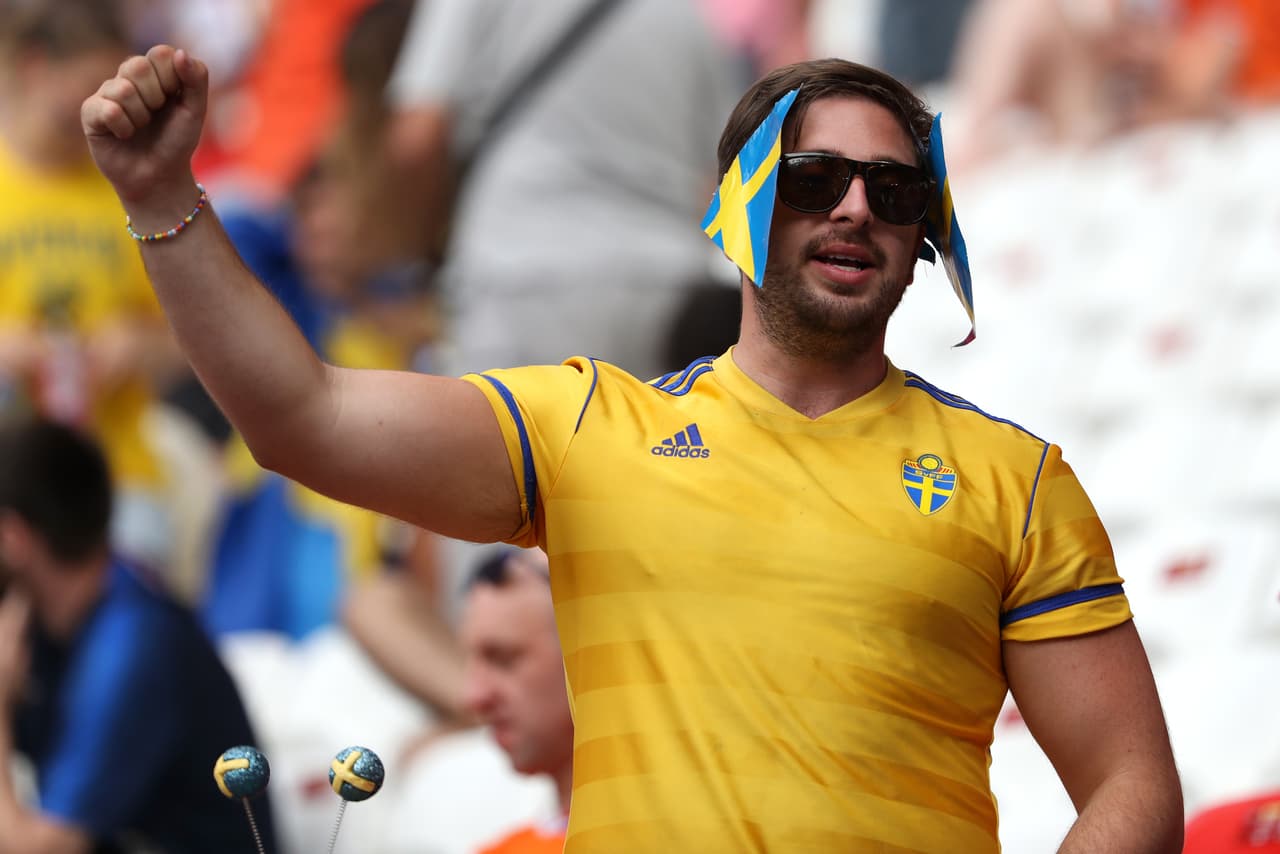 Después de la fiesta que montaron los fa´naticos de Estados Unidos, el turno este miércoles fue para los holandeses quienes fueron mayoría en el Stade de Lyon para el juego de Semifinales del Mundial Femenino ante Suecia.