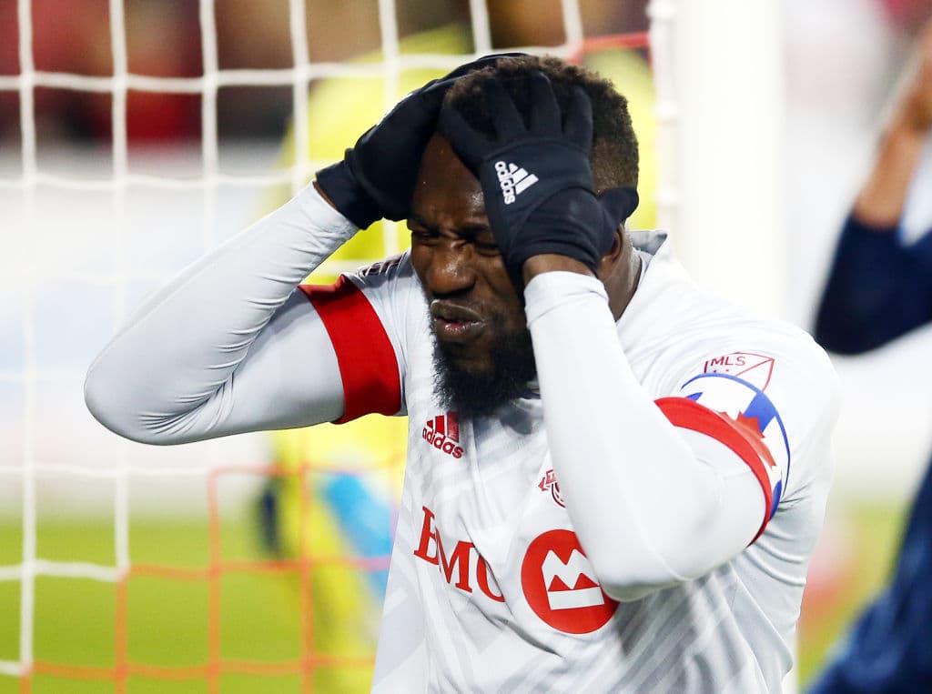 Jozy Altidore se lamenta con las manos en la cabeza tras una oportunidad en el juego del Toronto.