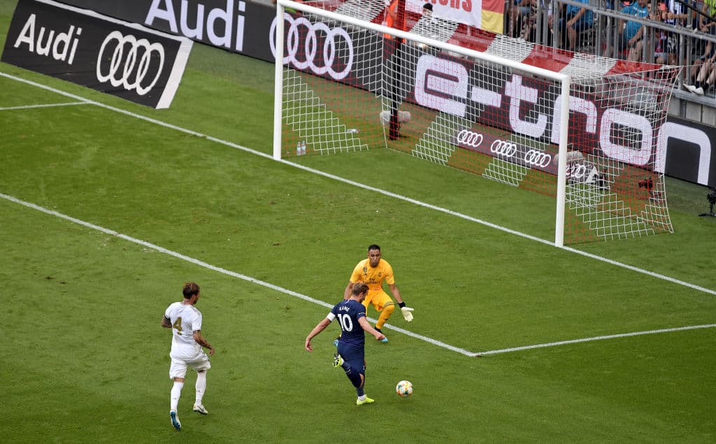 Kane superó a Navas para adelantar a los ingleses.