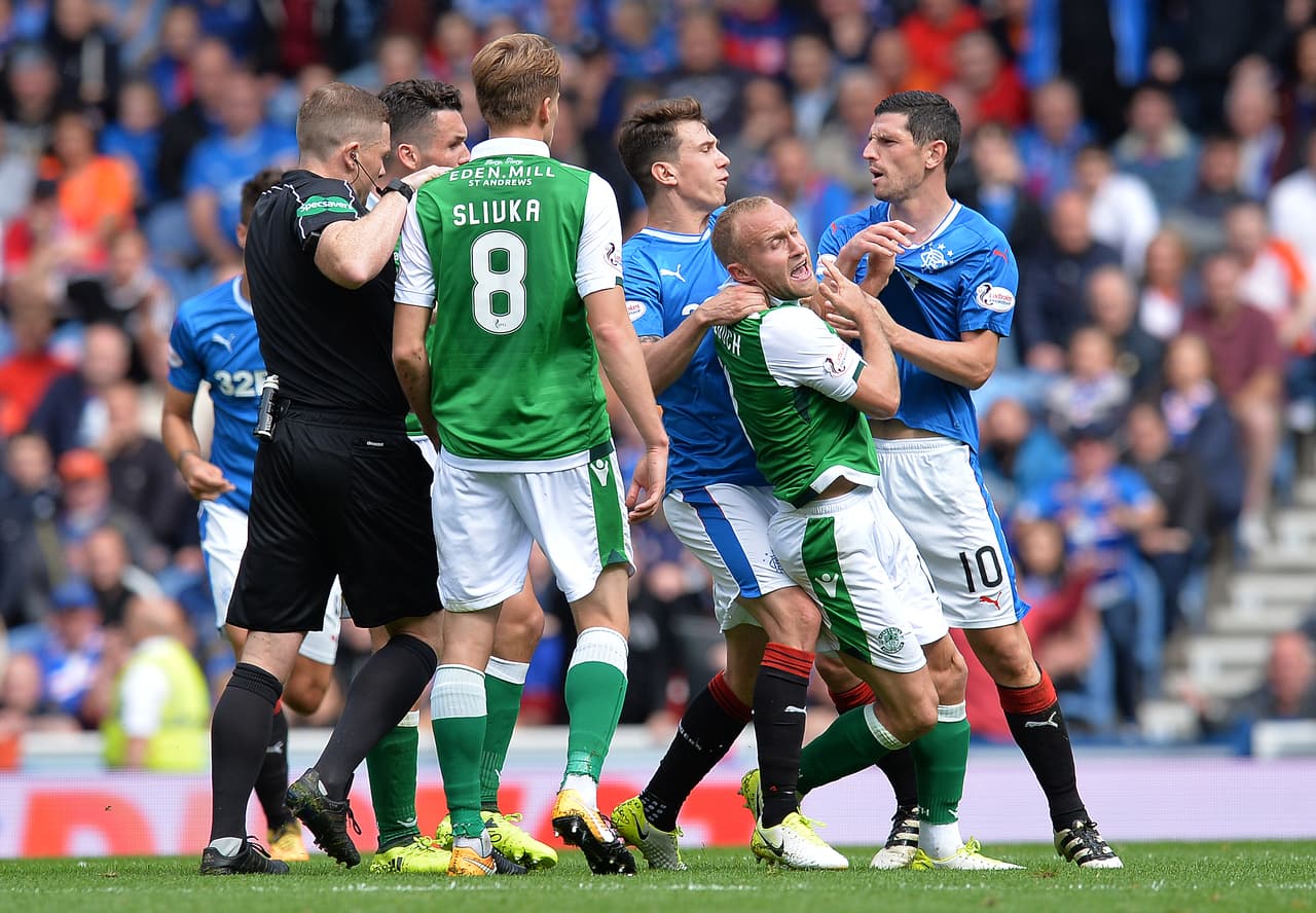 Al minuto 35 se armó una pequeña bronca entre jugadores de ambos equipos.