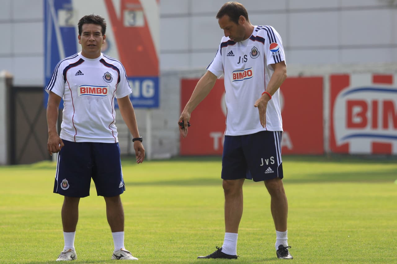 El primer interinato de Coyote con las Chivas se dio en el Clausura 2012, y llegó a apagar el fuego cuando el Rebaño despidió a Ignacio Ambriz
<b> </b>aquella ocasión. Pero los dos partidos que dirigió esa vez fueron derrotas, por 1-0 contra el Atlas, y 3-1 frente al Pachuca.