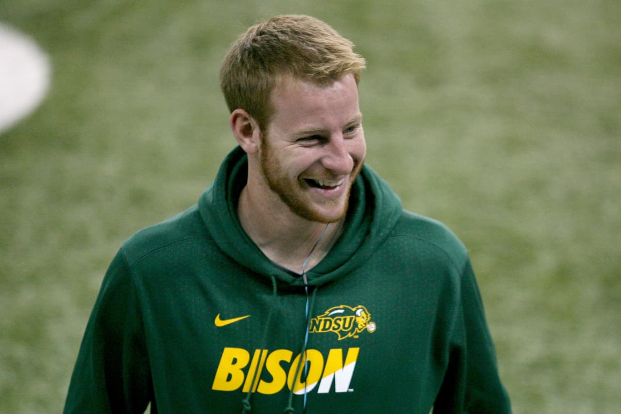 Carson Wentz está de visita en el campo de Los Angeles Rams, podría ser su 1a. selección