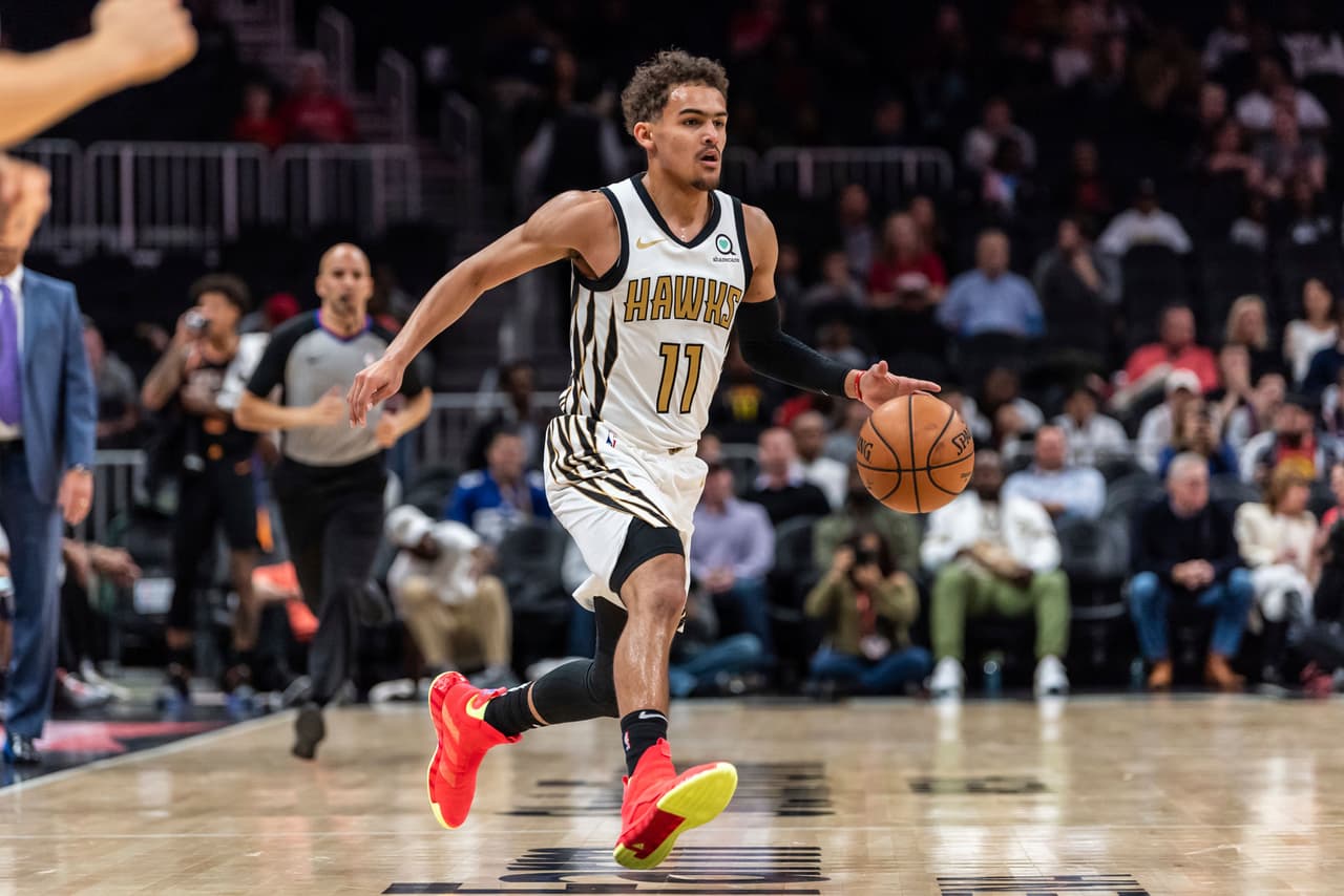 Atlanta Hawks derrotó 120-112 a Phoenix Suns, destacándose el guardia Trae Young (centro) con 23 puntos y ocho asistencias.