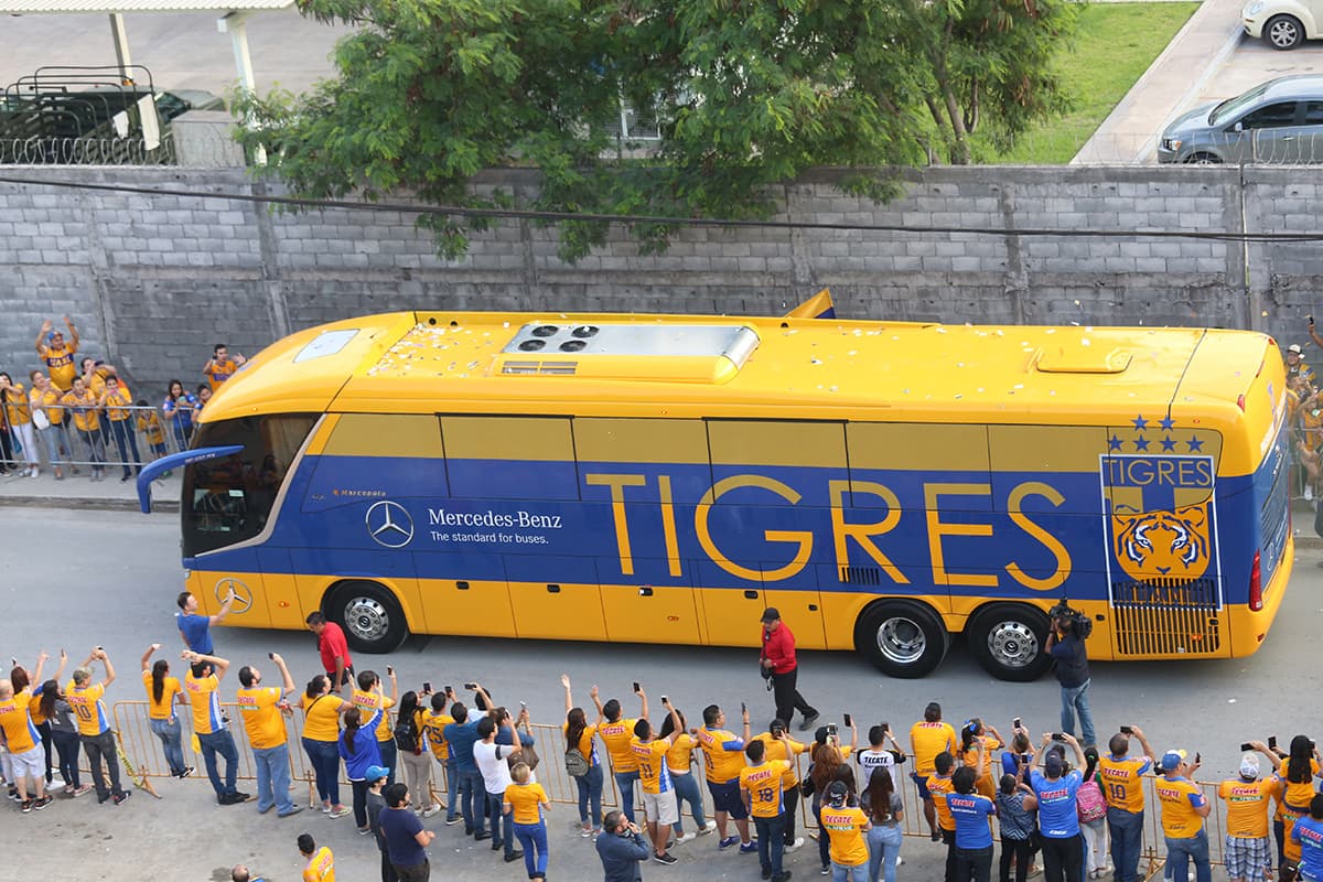 En su autobús llegó Tigres al estadio y los fanáticos listos para recibirlos.