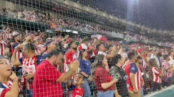 El ambiente festivo se extendió por el graderío, que estuvo en todo momento amenizado con música, mientras los alrededor de 10,000 aficionados esperaban con ansias la salida de los jugadores.