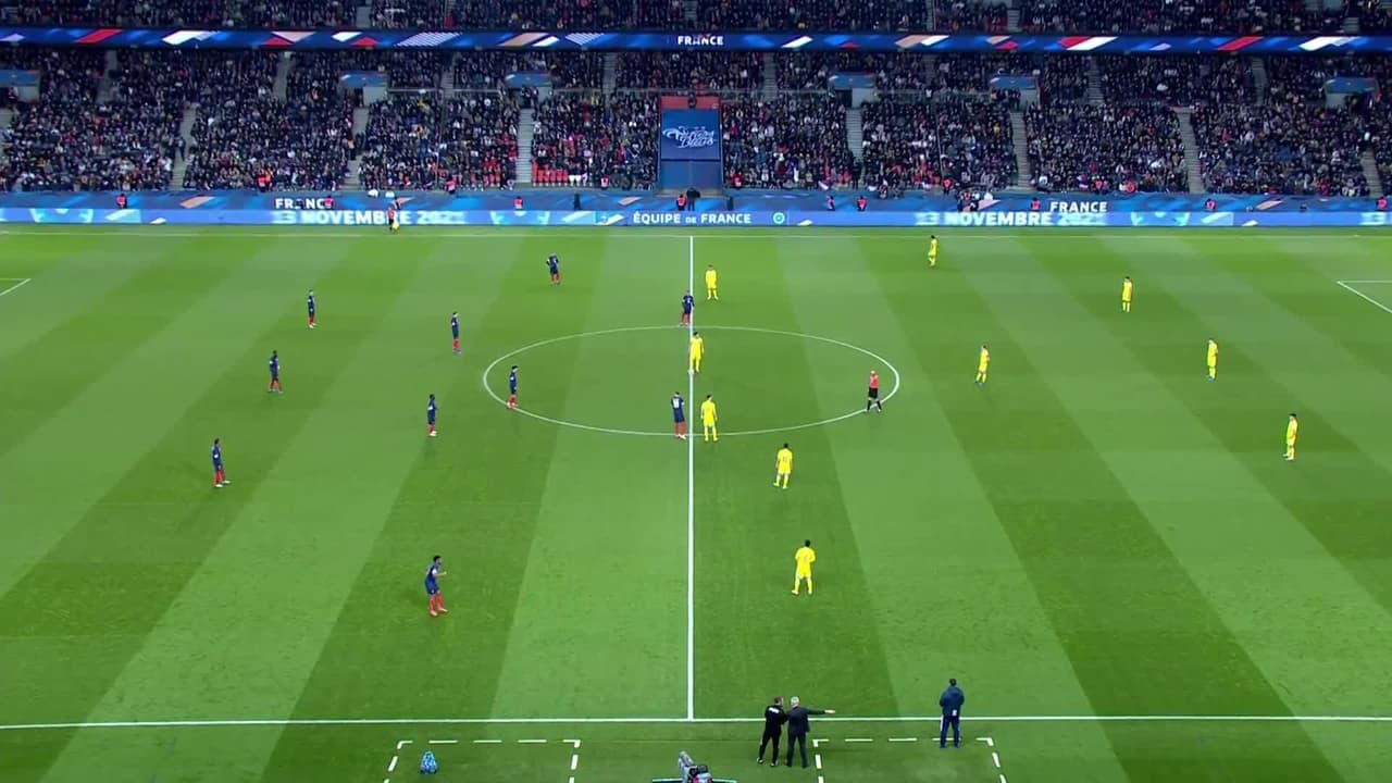 Arranca el partido y la pelota está en juego.