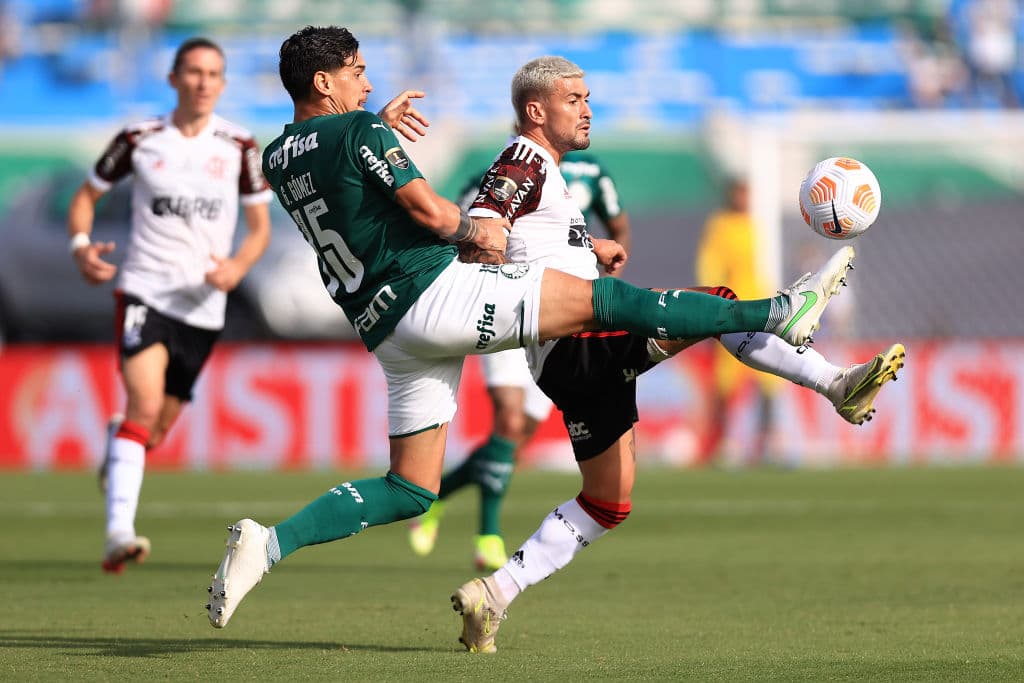 Con un gol de Deyverson al minuto 95, Palemiras rompe el empate en los tiempos extras, vencen 2-1 al Flamengo y levantan el título de la Copa Libertadores por segundo año consecutivo.