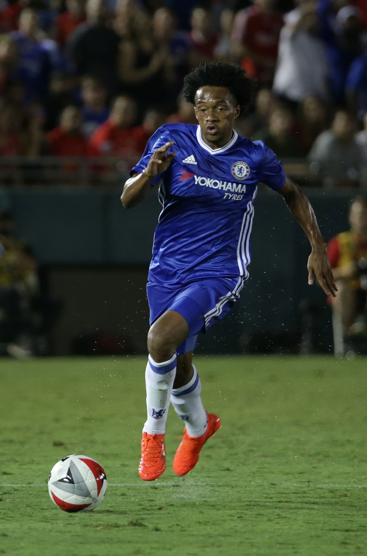 El colombiano Juan Guillermo Cuadrado pasó de la Fiorentina al Chelsea, pero nunca pudo desplegar lo mejor de su juego. Se fue en préstamo a la Juventus.