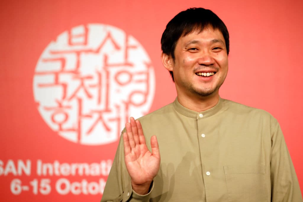 El hermoso y exquisitamente elaborado drama japonés de Ryusuke Hamaguchi gana cada uno de sus 179 minutos. Hidetoshi Nishijima interpreta a un actor y director de teatro viudo que es muy quisquilloso con su amado Saab rojo.