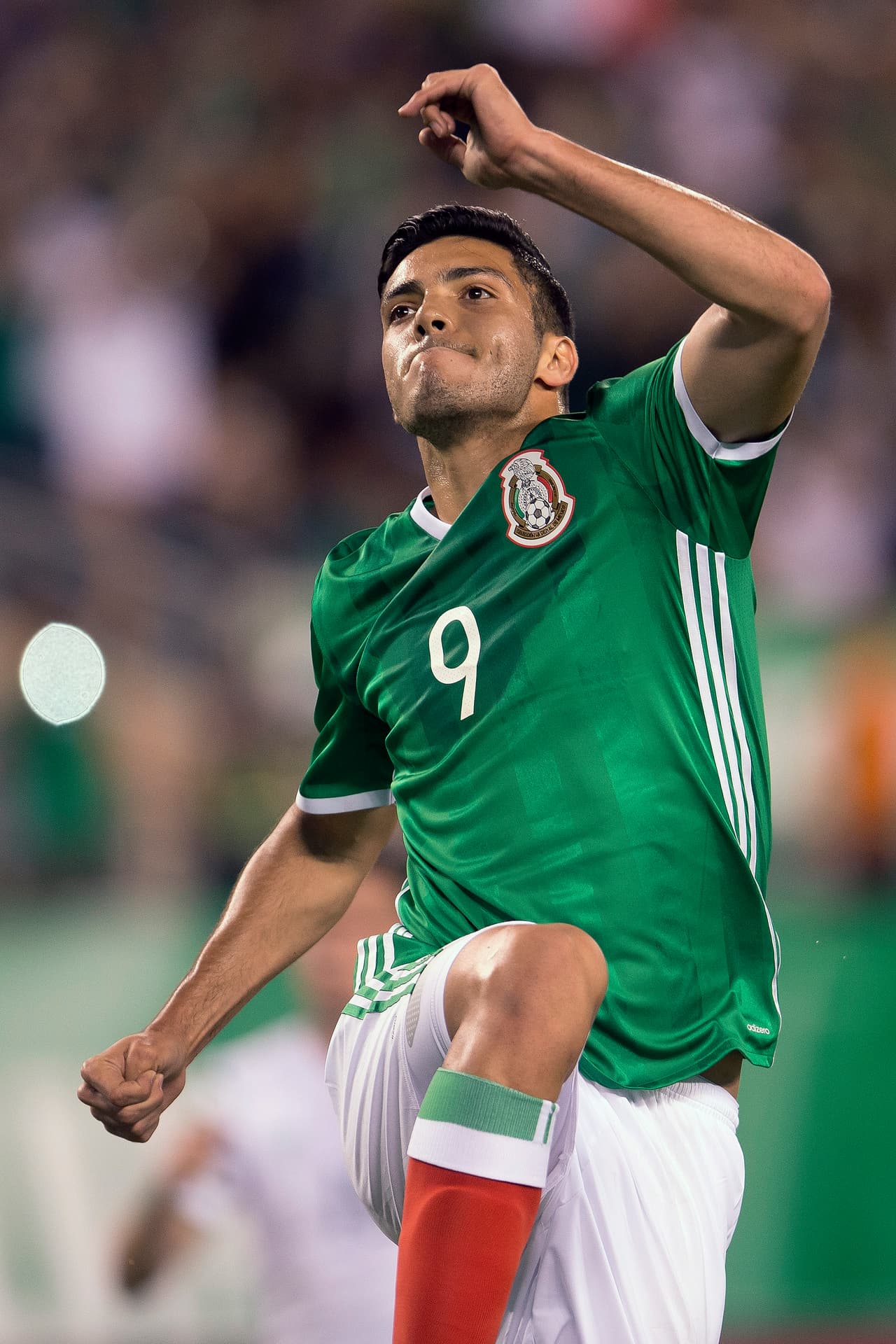 Raúl Jiménez es un mago a la hora de cobrar penales. Al minuto 24 efectuó la pena máxima con un disparo suave que entró pegado al poste izquierdo.