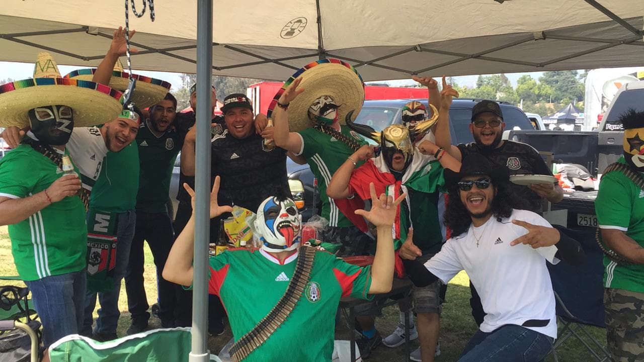 Los fanáticos mexicanos en gran número se preparan para el primer juego del Tri en la Copa Oro 2019 contra Cuba en el Rose Bowl.