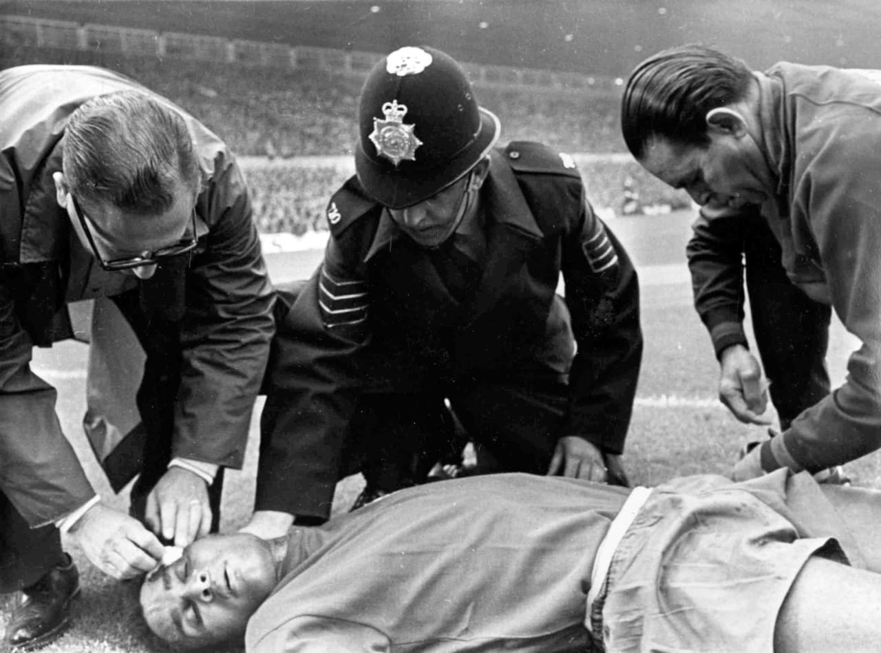 Eso sí, Eusebio también fue víctima del juego fuerte y por eso se empezó a usar poco después el sistema de amonestaciones.