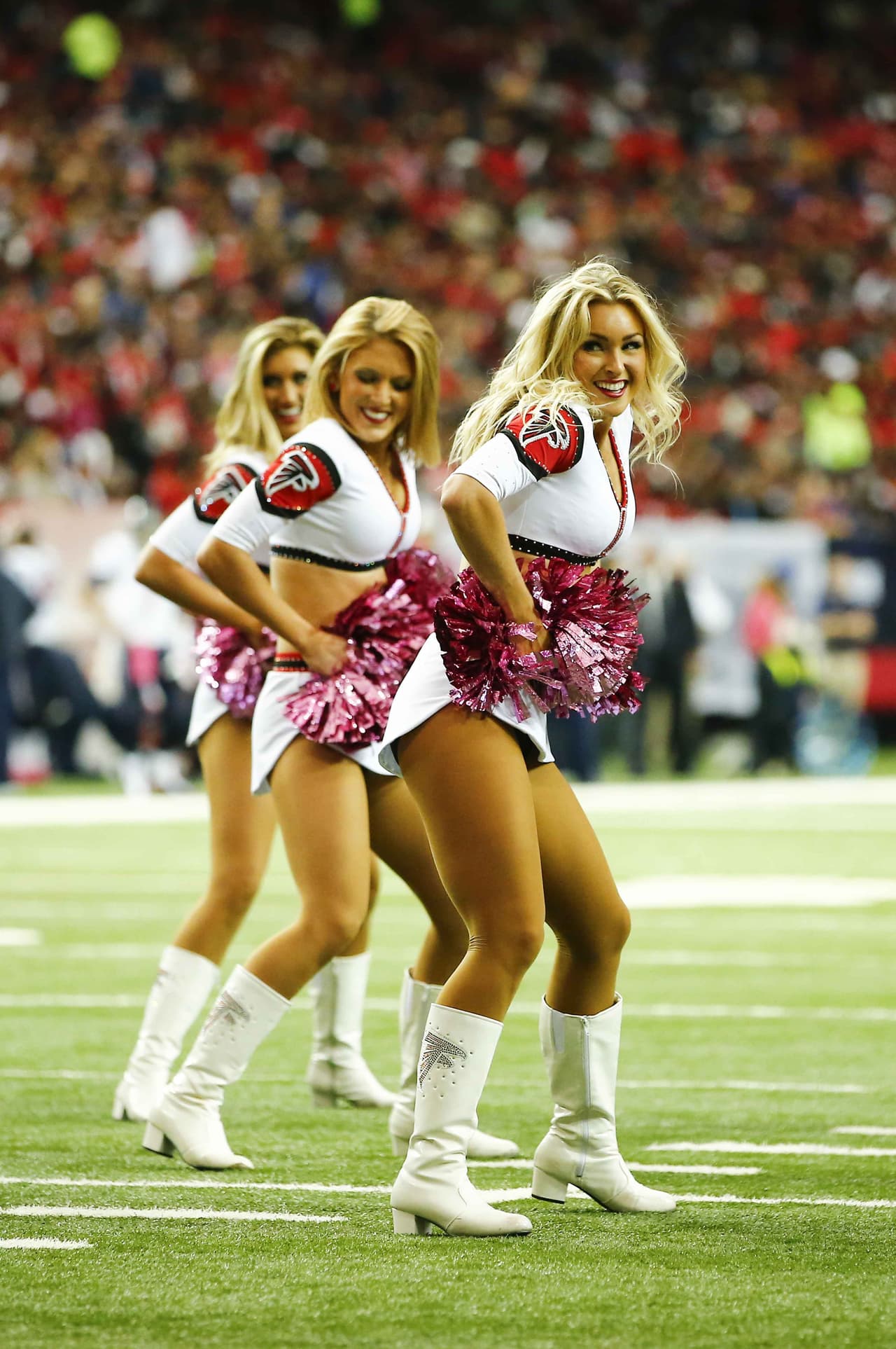 Ella es una chica muy dinámica y su belleza ha deslumbrado a los fans durante tres temporadas con los Atlanta Falcons, checa algunas imágenes de la sexy Brianna.