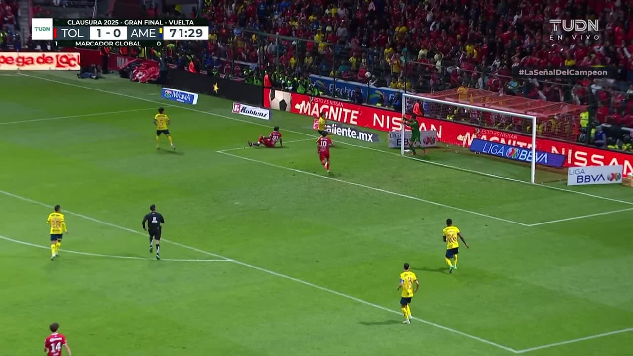 ¡Travesaño del Toluca! Malagón se convierte en espectador