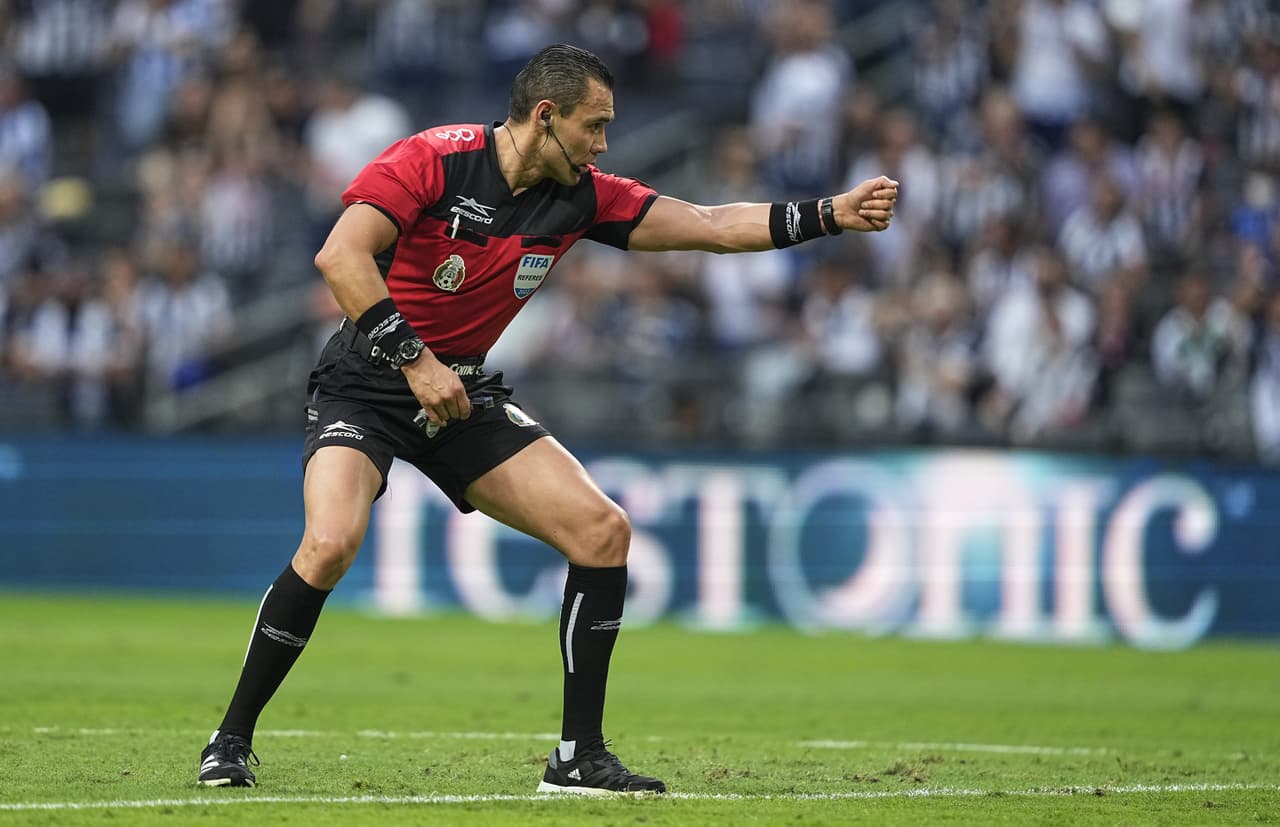 En la agonía del primer tiempo, el árbitro marcó un polémico penal de Acevedo sobre Janssen. Sin embargo, la repetición mostró que el neerlandés pisó la rodilla del arquero.