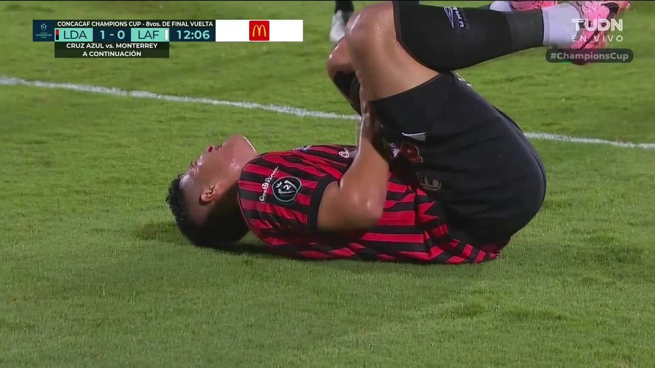 ¡Se encienden las alarmas! Alexis Gamboa sale por lesión al minuto 12