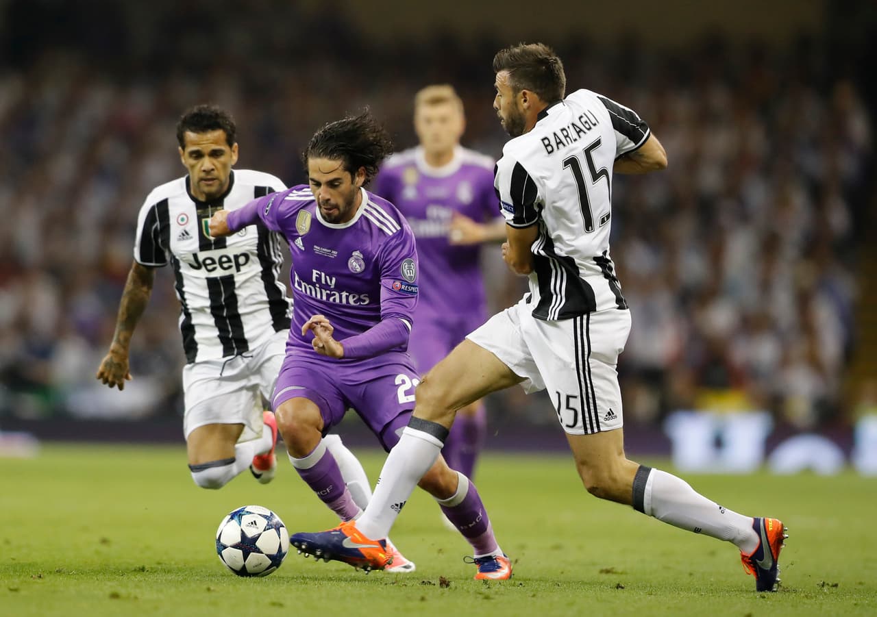 En el mediocampo del Madrid también estuvo Isco, que terminó de gran manera la temporada, y que supo conseguir un lugar entre la marca que tenía encima.