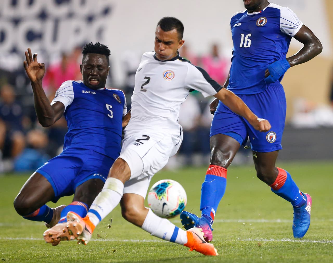 Randall Leal, en acción con la selección de Costa Rica.