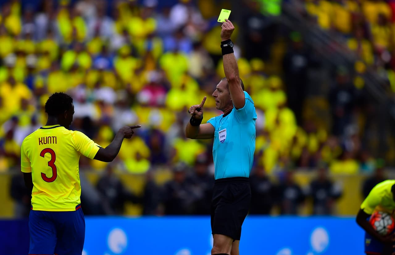 Argentinuian referee Nestor Pitana shows the yellow card to Ecuador's defender Luis Caicedo during their 2018 FIFA World Cup qualifier football match in Quito, on March 28, 2017. / AFP PHOTO / Rodrigo BUENDIA (Photo credit should read RODRIGO BUENDIA/AFP/Getty Images)