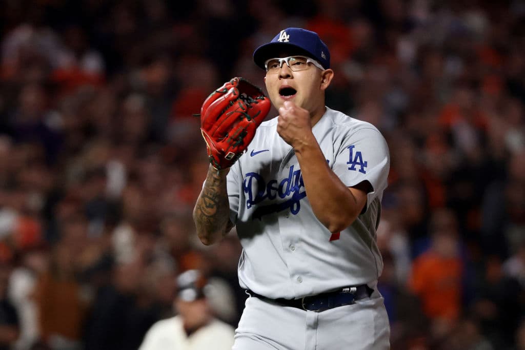 Urías supera a Valenzuela y Dodgers va a la Serie de Campeonato