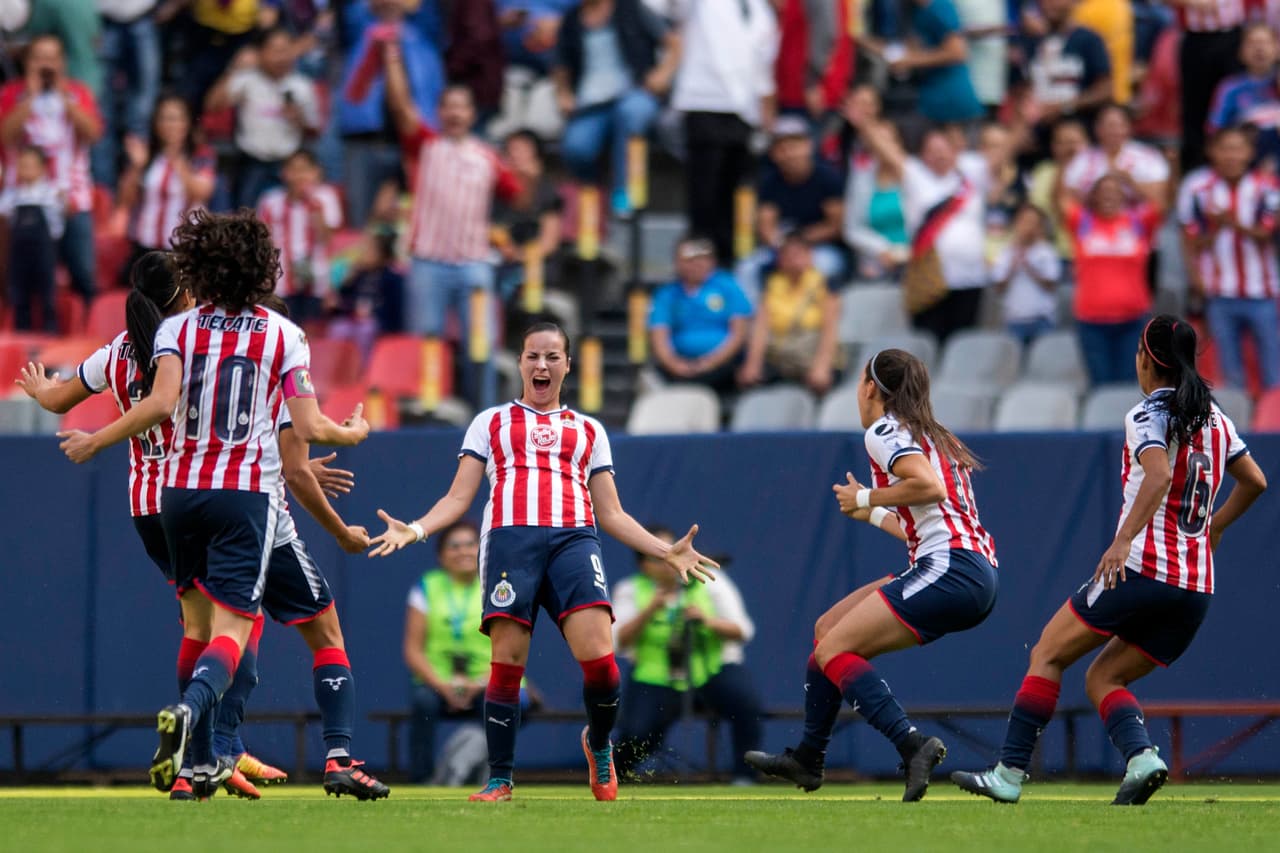 Sin embargo, Chivas se puso al frente por un error defensivo del América que le dejó a Brenda Viramontes el balón y ésta mandó a las redes el balón a los 9'.