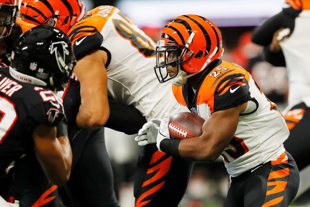 Cuando faltaban 44 segundos para ir al medio tiempo, Bernard (25) anotó su segundo touchdown del partido con una carrera de 1 yarda para poner 28-21 arriba a los Bengals.
