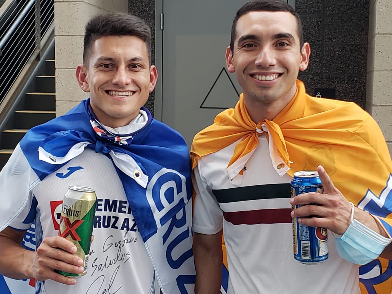 Con máscaras y emoción, llegan los aficionados al Bank of California Stadium para difrutar de la batalla de titanes entre las estrellas de la MLS y de la Liga MX.
