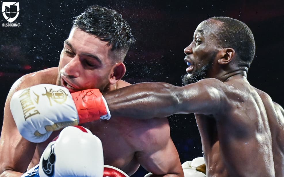 Terence Crawford retuvo su cetro wélter de la OMB tras dominar a Amir Khan en el Madison Square Garden de Nueva York.