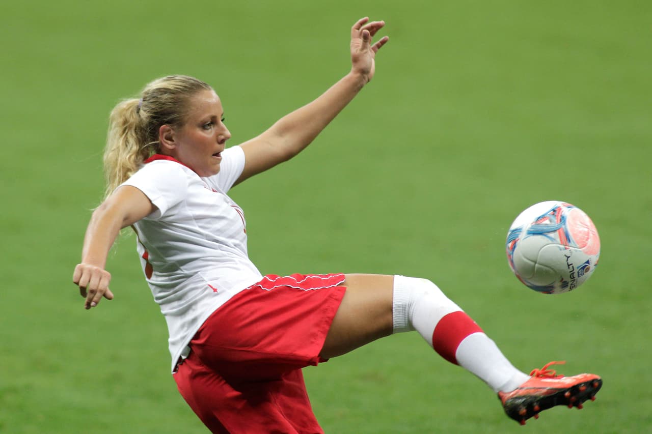 <b>Adriana León</b>. Delantera de la Selección de Canadá, una futbolista talentosa, implacable en el área rival y candidata seria a ganar la distinción. Jugadora del Seattle Reign.