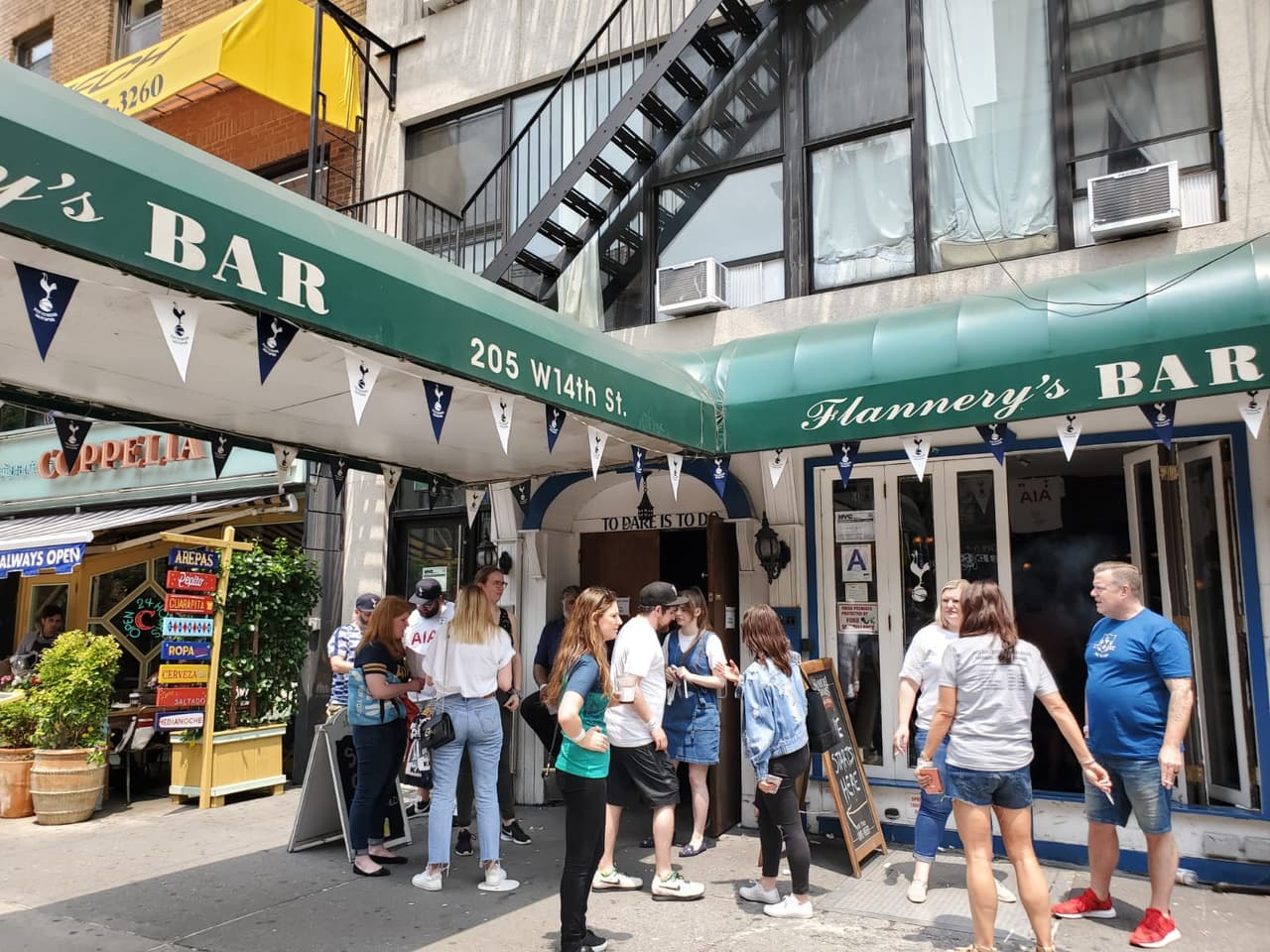Los fanáticos del Tottenham Hotspur se reunen en Flannery's, el bar oficial de la Peña del club en New York, para disfrutar la Final de la UEFA Champions League.