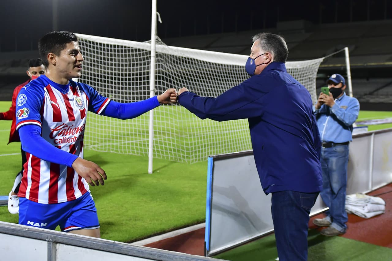 Chivas recupera a Ronaldo Cisneros y no tiene nuevos positivos; Chofis López salió negativo pero no recuperan a Oribe Peralta.