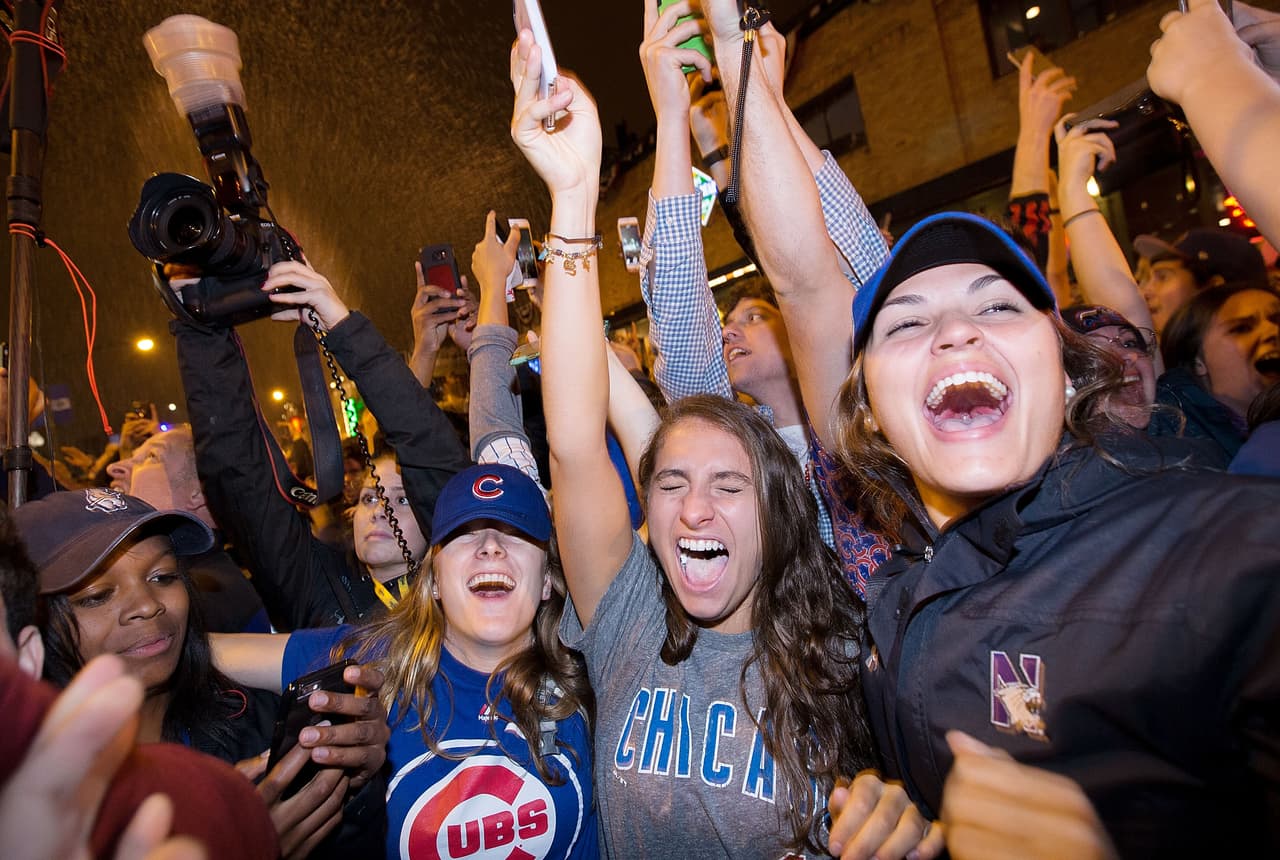 Aunque el equipo se coronó en Cleveland, los habitantes de Chicago salieron a la calle y se encontraron en su templo, el Wrigley Field.