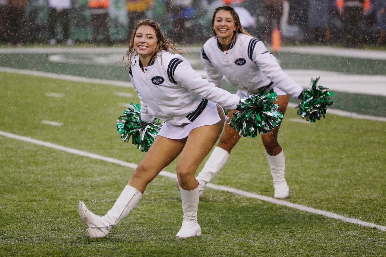 Las animadoras de los equipos de la NFL le dieron ese ingrediente extra al espectáculo y la fiesta del fútbol americano estadounidense, incluso, sin temer al clima en algunos casos.