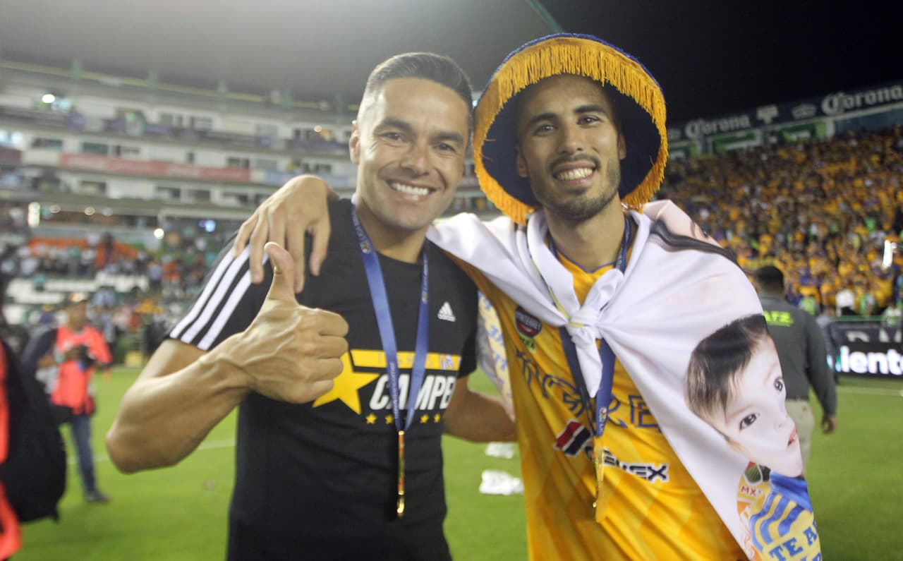 ¡Tigres se proclama Campeón del fútbol mexicano! Los felinos regiomontanos cosecharon su séptimo título de la Liga MX y se cuelan, aunque muchos se sigan negando a aceptarlo, entre los grandes del balompié azteca. Luego de superar en una Final de un solo gol a los Esmeraldas del León, así se dieron los festejos de los Tigres en patio ajeno, imágenes para el recuerdo y que hay que darse un tiempo para echarles un ojo, sobre todo la fiel afición de los felinos regios.