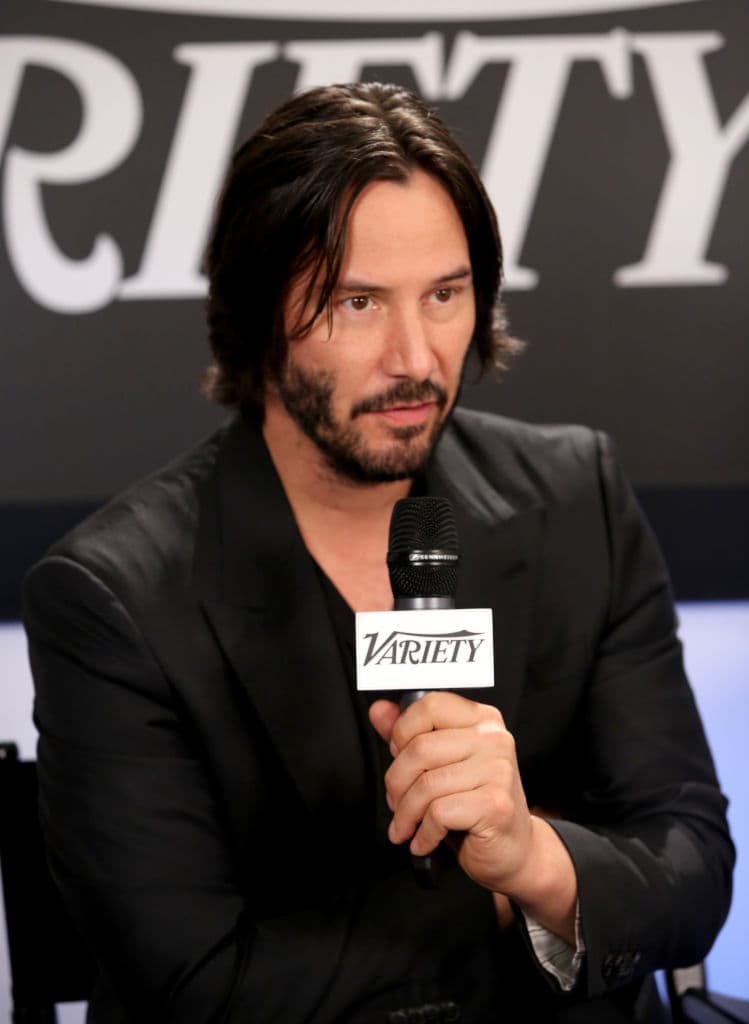 "¿Nos conocemos?", ella pregunta, por lo que aparentemente sientan una especie de conexión, pero en verdad no se acuerdan el uno del otro.
<br>