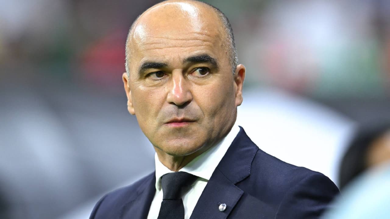 Roberto Martínez entona con intensidad el himno nacional de Portugal