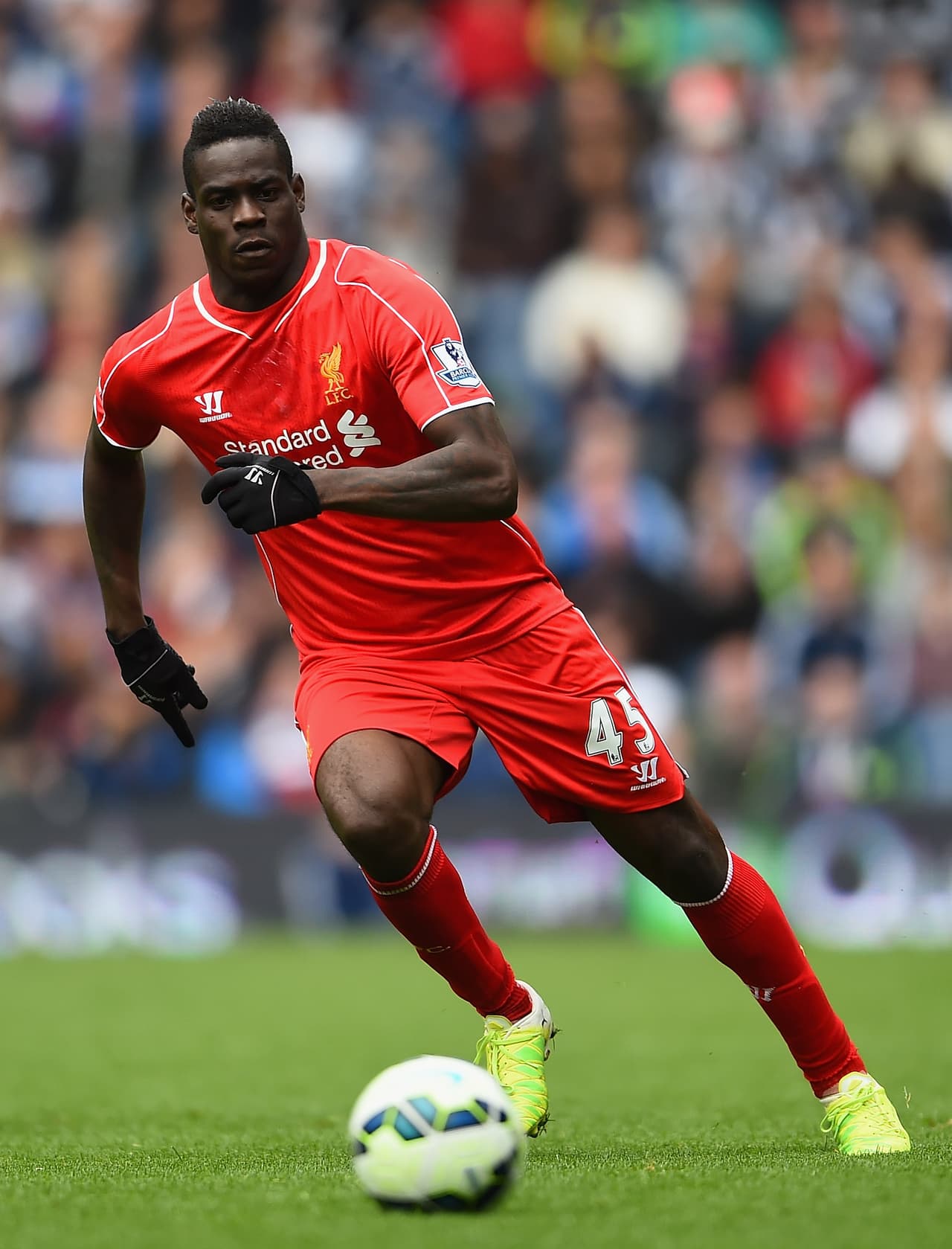 Hasta hace dos años Mario Balotelli era un futbolista al que le llovían ofertas para ser el centro delantero de los mejores equipos de Europa. Sin embargo, hoy en día la historia es muy diferente, gracias a sus interminables escándalos y su enorme fracaso con el Liverpool, Pese a tener casi 25 años, solo la Lazio de Italia ha preguntado por sus servicios pues lo ofrecieron a la Roma pero lo rechazó.