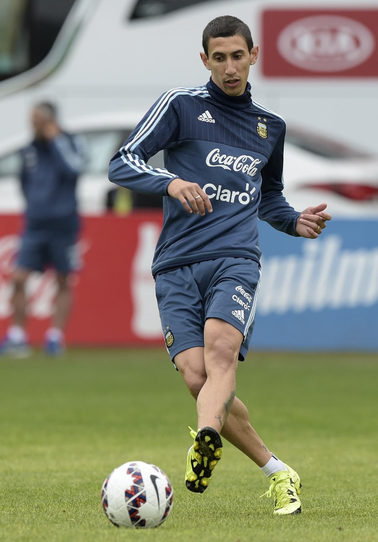 Ángel di María abandona al Manchester United tras su gran Copa América con la Albiceleste y ahora jugará con el París Saint-Germain de Francia a cambio de 63 millones de euros. El volante argentino confirmó a Bein Sports la ilusión que le genera llegar al PSG para pelearlo todo en otra liga.