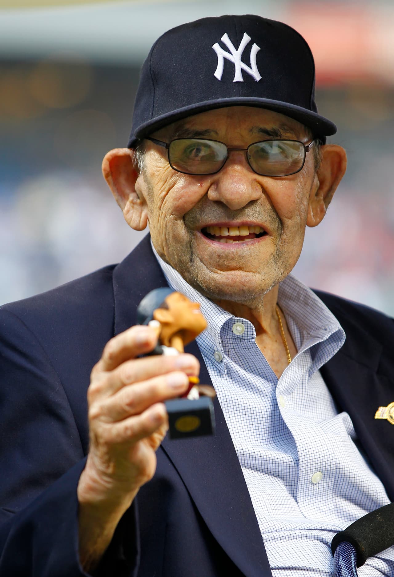 El 23 de Septiembre el legendario receptor de los New York Yankees, Yogi Barra, falleció a la edad de 90 años. Berra, fue tres veces Jugador Más Valioso de la Liga Americana y desde 1972 honrado en el Salón de la Fama del béisbol, y tiene el récord de 10 títulos de las Series Mundiales con los Yankees.