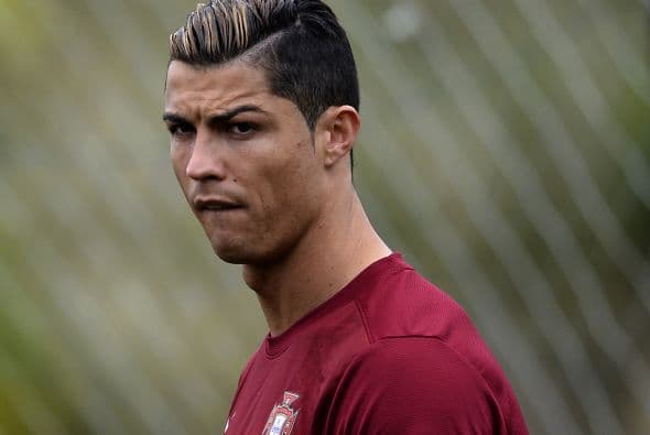 Cristiano Ronaldo:Otro de los looks de CR7 es rapado de los lados y bien peinado de arriba. ¿Cuánto gastará en gel el delantero? Mira aquí los videos más chismosos.
