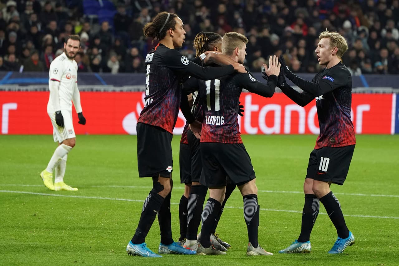 En el Estadio Parc OL, Forsberg (9’) y Werner (33’) anotaron de penal para que RB Leipzig se fuera al frente 2-0.