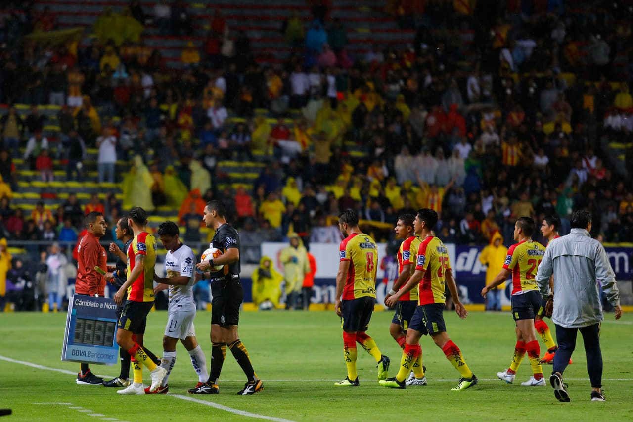 Los equipos se retiraron del terreno de juego por el peligro que representaba para la integridad de todos el mal clima en el Estadio Morelos.