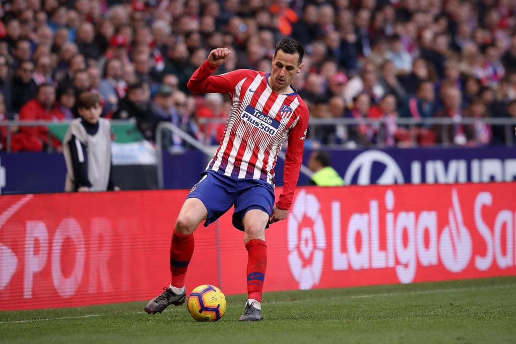 Mientras el Atlético de Madrid sigue con su gira en Estados Unidos y México, Nikola Kalinic, jugador colchonero sigue entrenándose en Madrid a la espera de que su situación se resuelva. El delantero croata no termina de concretar su salida del club colchonero. El Atlético permió que el jugador no acudiera a la gira para poder resolver un asunto que se está alargando más de lo que todas las partes esperaban.