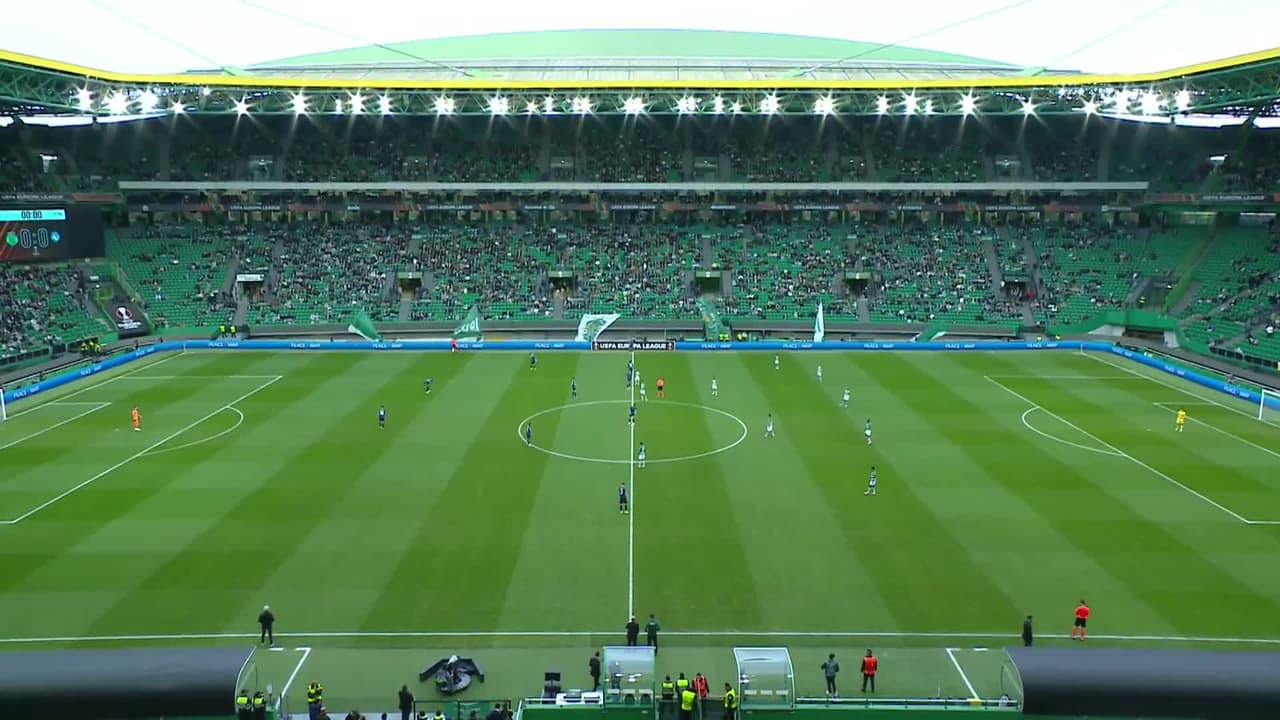 Arranca el partido y la pelota está en juego.