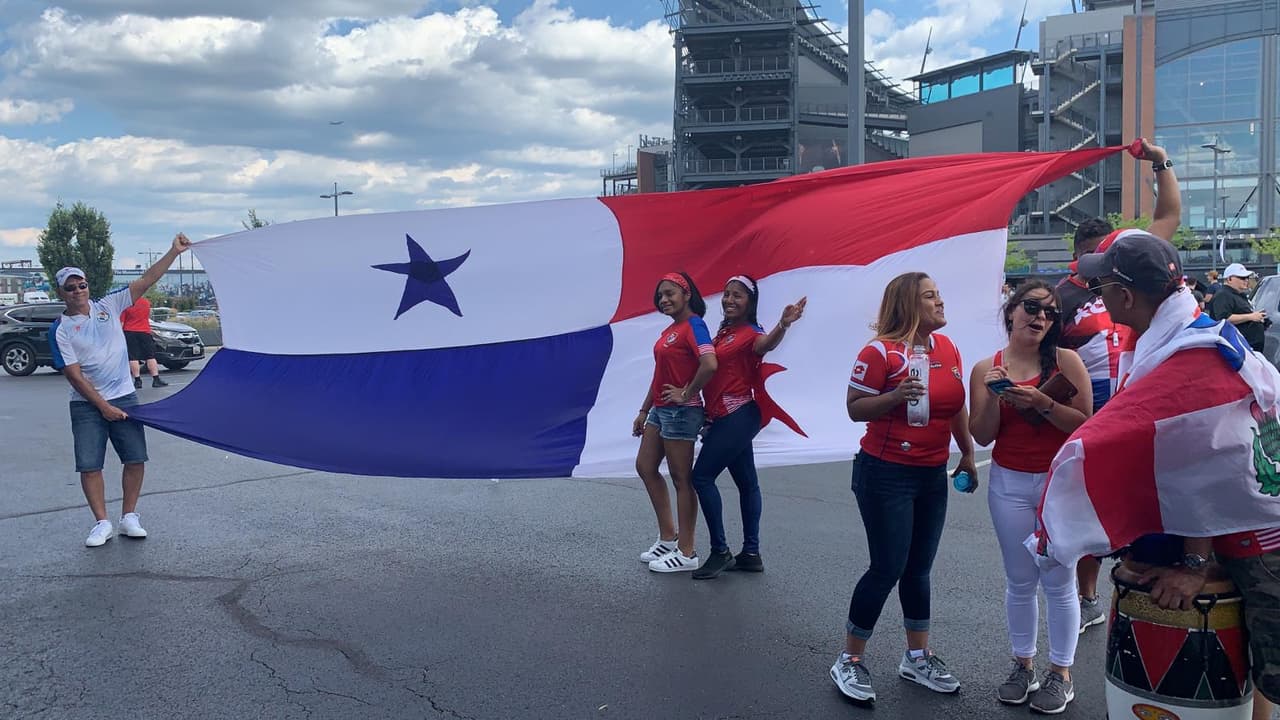 Los alrededores del Lincoln Financial Field de Philadelphia se visten con los colores de Jamaica, Panamá, Estados Unidos y Curazao previo a la jornada de Cuartos de Final de Copa Oro.