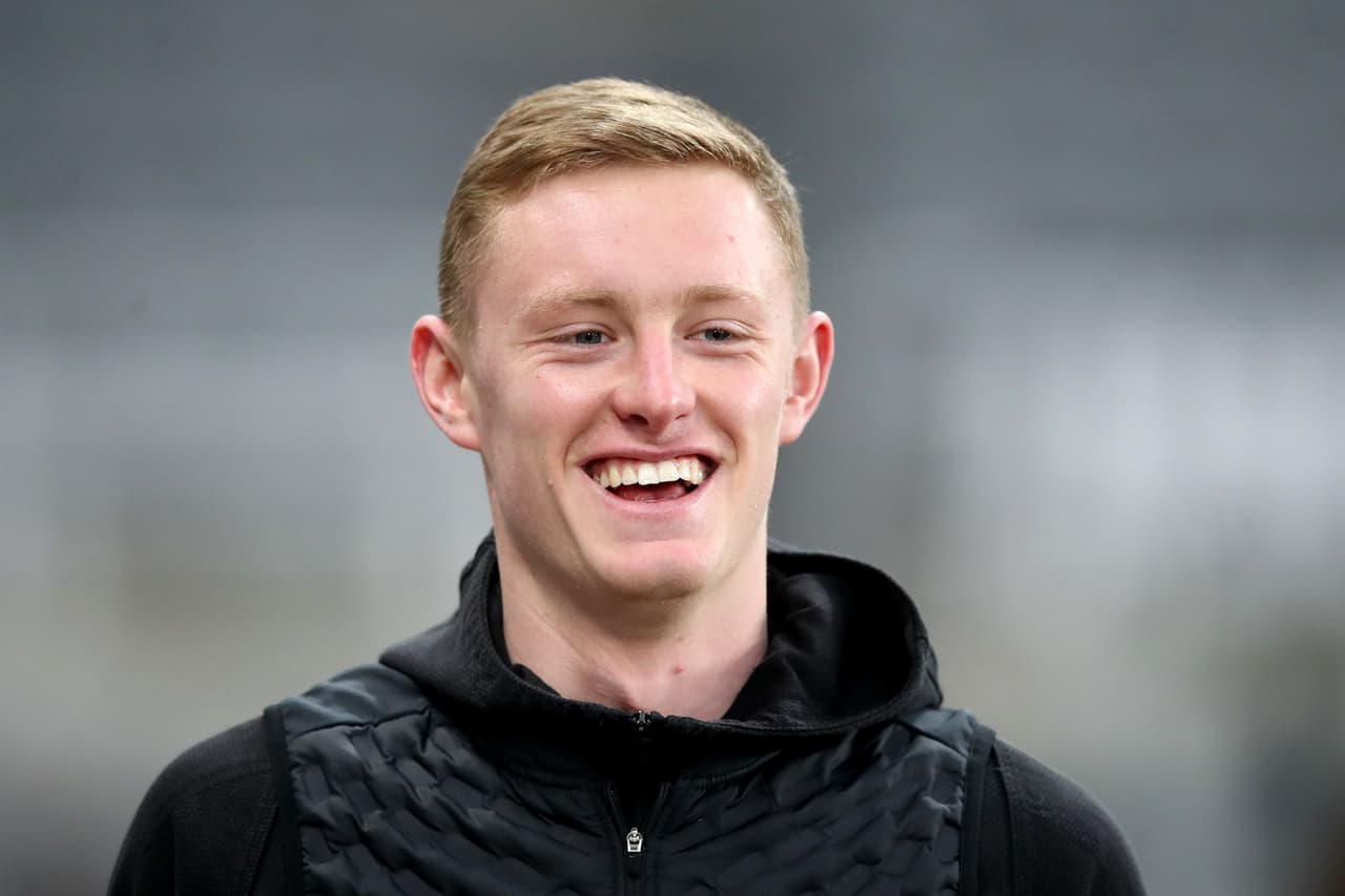 El volante Sean Longstaff, jugador de 21 años de Newcastle United, es una de las mayores pretenciones de Manchester United para reforzar su plantilla para la próxima temporada. Una joya para trabajar a futuro.