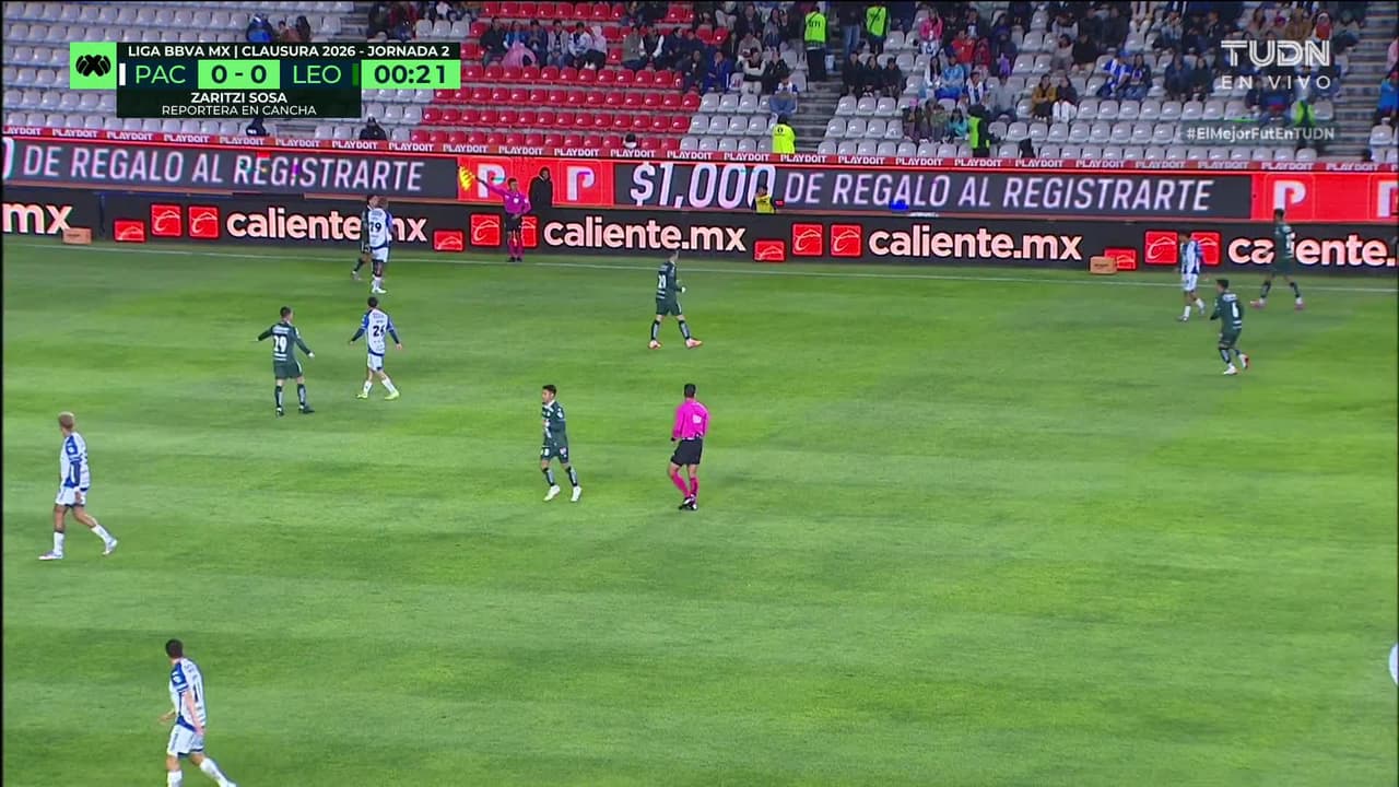 Arranca el partido y la pelota está en juego.
