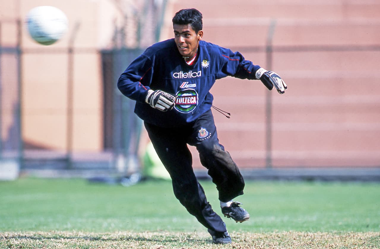 El caso de Oswaldo Sánchez es particular porque debutó con Atlas y luego militó en el América, para después convertirse en figura de Chivas de Guadalajara.