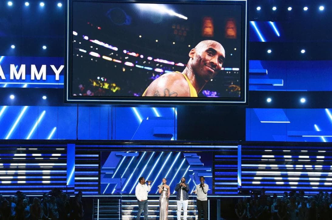 Kobe Bryant es homenajeado en la entrega del GRAMMY en Staples Center